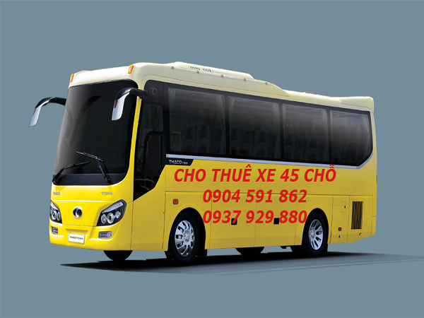 Sử dụng trực quan Lái xe du lịch là một trong những công việc yêu cầu tính tương tác bằng trực quan cao độ. Không chỉ lắng nghe bằng đôi tai, quan sát bằng đôi mắt, hoạt động chân - tay kết hợp, người tài xế còn cần khả năng ghi nhận hình ảnh trong ngắn hạn. Mỗi ôtô thông thường đều có ba gương chiếu hậu để giúp tài xế quan sát những chuyển động xung quanh. Vì thế hãy để tâm đến chúng trong quá trình lái xe, dù chỉ thoáng qua. Điều đó giúp bạn "định vị" những phương tiện xung quanh, từ đó dự liệu những phương án xử lý một cách chủ động. Luyện tập dần sẽ thành phản xạ. Hiểu chiếc xe của mình Ôtô du lịch là tổng thể hợp nhất từ nhiều bộ phận khác nhau. Chỉ khi người điều khiển có kiến thức và cảm nhận được hoạt động của động cơ, chân phanh, lốp, việc lái xe mới trở nên an toàn và thú vị. Nếu sở hữu ôtô du lịch với bộ phanh chất lượng trung bình, lốp xe có tuổi, việc drift hay lái xe với tốc độ cao chỉ khiến xe thêm hư hại. Nhưng với Porsche 911 hoặc Ferrari 488 GTB, cầm lái thư thả như những sedan thông thường quả thật uổng phí. Mỗi ôtô đều có "khả năng" khác nhau, hiểu được chúng, người chủ mới phát huy hết điểm mạnh của từng loại xe. Tránh bám đuôi quá gần Đây không chỉ là kinh nghiệm mà trở thành nguyên tắc cho bất kỳ tài xế. Giữ khoảng cách và dự trù các phương án xử lý tiếp theo là điều cần thiết khi lái xe. Đặc biệt trên đường cao tốc, các phương tiện di chuyển với tốc độ cao. Chẳng hạn với tốc độ dưới 60 km/h, khoảng cách an toàn tối thiểu là 35 m. Tốc độ 80 km/h cần khoảng cách lớn hơn, 55 m. Khoảng cách tăng dần khi tốc độ càng lớn. Hoặc cũng có thể ước lượng khoảng cách bằng độ dài ôtô. Khi di chuyển ở đường thành thị với tốc độ trung bình, khoảng cách an toàn có thể là chiều dài của hai hoặc ba xe con. Tránh xóc xe quá nhiều Điều này là khi xe hoạt động với công suất vừa phải, tạo cảm giác thoải mái cho người ngồi trong xe. Sử dụng đôi mắt để quan sát đường đi phía trước, dự đoán các tình huống xảy ra. Đặt hai tay trên vô-lăng nhiều nhất có thể để chủ động trước tình huống bất ngờ. Tăng tốc hay giảm tốc từ từ đều nằm trong tính toán chủ động của bạn. Động cơ vận hành và lốp tiếp xúc mặt đường, hai yếu tố chính quyết định độ êm ái của xe hơi. Bạn cần cảm nhận chúng, từ vòng tua máy để sang số hoặc địa hình mà bánh xe đang qua, để xử lý phù hợp nhất. Chú ý đến giới hạn tốc độ Lái xe vượt quá tốc độ không phải là việc làm khôn ngoan của tài xế. Không chỉ phạm luật, bạn vô tình khiến xe tiêu hao nhiên liệu nhiều hơn khi thay đổi liên tục tốc độ. Chưa kể đến việc dùng phanh nhiều khiến bộ phận này nhanh xuống cấp. Hoặc lốp xe giảm tuổi thọ khi trượt bánh do phanh gấp. Điều quan trọng là cần duy trì tốc độ ổn định càng nhiều càng tốt trong xuyên suốt hành trình lái xe. Ngừng chú ý đến điện thoại Một trong những yếu tố gây xao nhãng tài xế nhiều nhất là điện thoại. Vừa lái xe vừa sử dụng điện thoại là điều rất nguy hiểm. Phản xạ chủ động khó thực hiện trong tình huống đôi tay trên vô-lăng, đôi mắt ở điện thoại. Những phần mềm tương tác trên xe hơi ngày càng phổ biến và người lái nên sử dụng nó để không mất đi sự tập trung trong khi lái xe. Hạn chế dùng màn hình chức năng Tương tự điện thoại, màn hình thông tin giải trí cũng là nguyên nhân khiến người lái phân tâm. Công nghệ hiện đại khiến giao diện màn hình phức tạp hơn với nhiều chức năng tích hợp. Những trang bị này là hữu ích nhưng tránh sử dụng nhiều trong quá trình lái xe. Điều khiển bằng nút bấm trên vô lăng hoặc tương tác bằng giọng nói thông qua các phần mềm hỗ trợ như Apple CarPlay, Android Auto là giải pháp tốt hơn cho tài xế. Đừng phụ thuộc quá nhiều vào công nghệ Kiểm soát hành trình, duy trì làn đường, cảnh báo va chạm, cảnh báo điểm mù... là những công nghệ hỗ trợ an toàn phổ biến trên ôtô. Nhưng đừng phụ thuộc hoàn toàn vào chúng. Kỹ năng người lái không được thực hành có thể bị thui chột theo thời gian Lái xe ban đêm Do tính chất ban đêm chỉ có những phương tiện lớn như xe tải, xe container… hoạt động nên nếu bạn có phải lái xe ban đêm thì cần phải rất chú ý và tập trung khi lái xe, vào ban đêm tầm nhìn bị thu hẹp rất nhiều, đặc biệt là đường ở vùng quê hay những đoạn đường thiếu đèn cao áp. Khi trời nhá nhem nhớ bật đèn và giảm tốc, bỏ kính râm, khi trời tối thì bật đèn phù hợp, dùng tín hiệu đèn là chính khi tránh, vượt, gặp xe ngược chiều. Không đi nếu đèn không đảm bảo. Luôn nhìn vào đường chân của bóng tối trên nền đường, khi gặp xe ngược chiều, bật đèn cốt. Lái xe khi sương mù Sương mù làm giảm tầm nhìn và có thể nguy hiểm nếu tầm nhìn bị hạn chế lớn, lời khuyên tốt nhất cho bạn là đừng lái, nếu phải lái thì nên bật cả đèn cốt, đèn sương mù. Các đoàn du lịch thường đi vào mùa lễ hội sau tết rất đông đa phần là đi đến những vùng có chùa chiền ở vùng cao đây là khoảng thời gian có lượng sương mù dày đặc mà các đoàn thường đi xe lớn như xe du lịch 45 chỗ, 35 chỗ, vì thế nếu bạn có đi thì nên đi theo đoàn, cách nhau một tầm nhìn, kiên nhẫn đi với tốc độ chậm, dù rất vội cũng không nên vượt. Đừng dừng xe, nếu xe bị hỏng thì cố gắng đưa xe vào bên phải lề đường, cùng mọi người rời xe càng sớm càng tốt để tránh nguy hiểm. Lái xe khi trời mưa, gió Khi trời mưa mà phải lái xe ra đường cũng rất nguy hiểm đến tính mạng, đặc biệt khi trời giông bão, nếu vậy bạn phải bật đèn, giảm tốc độ, lái cẩn thận, phải tránh xa môtô xe đạp. Che đậy lại hàng hoá (nếu có), kiểm tra các cửa. Đường mới ướt sẽ trơn hơn nên phải xử lý phanh, lái, xi nhan sớm hơn, giữ khoảng cách lớn hơn với xe cùng chiều, dùng gạt mưa, sấy kính đúng chế độ để có tầm nhìn tốt nhất. Lái xe đường rừng khi gặp trời mưa bạn nên cẩn trọng hơn, Nên chạy ở tốc độ bằng một nửa so với bình thường. Nên chú ý đến phanh, khi bị ướt các má phanh sẽ ăn lệch hoặc không ăn sẽ rất nguy hiểm nếu phanh gấp, nên tì nhẹ vào chân phanh để sấy chúng khô trở lại. Nếu phải lái thì đi với tốc độ chậm, còn nếu thuê xe thì bạn nhớ nhắc tài xế đi chậm để giữ an toàn và tránh xa những xe tải, xe khách lớn. Lái xe khi bị nắng chói Lái xe vào khoảng thời gian sáng sớm hoặc chiều muộn bạn dễ gặp những ánh nắng của mùa hè, khi đó bạn nên lau kính trước sạch, dùng kính râm, chắn nắng. Nếu xe ngược chiều hoặc xe sau bạn bị chói nắng thì cẩn thận trước khi rẽ vì họ khó phát hiện ra bạn đang bật đèn xi nhan. Nên đi với tốc độ vừa phải vì tầm nhìn bị hạn chế. Lái xe trên đường đèo dốc Trước khi đi đường đèo dốc bạn nên kiểm tra các bộ phận của xe: Nhiệt độ máy, áp suất dầu bôi trơn, áp suất khí nén, tămpua phanh, dầu phanh, xem có đủ chèn lốp không… Đặc biệt là kiểm tra phanh. Nên hãm tốc bằng số và động cơ, không lạm dụng phanh, chú ý đồng hồ vòng tua và nhiệt độ máy. Chú ý các biển báo, gương cầu. Cẩn thận với các khúc cua, con dốc - đó luôn là cạm bẫy, hạn chế vượt, chỉ vượt khi thật an toàn. Bóp còi trước khi vào cua, phải đi đúng phần đường. Trên đây là chia sẻ những kinh nghiệm lái xe du lịch của thuexedulichhanoi.com, Tham khảo và hãy chia sẻ kinh nghiệm lái xe an toàn của bạn sau những chuyến du lịch đường dài.